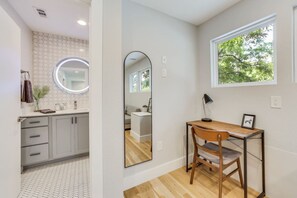 Interior - Walk to Rainey & 6th St +Groups! (Austin)