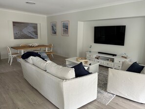 Living area - Hawks Nest - Magic Square Location (Hawks Nest)