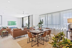Luxury Apartment, 3 Bedrooms, Ocean View | In-room dining - Magnoli Apartments  (Palm Beach)