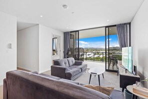 ラグジュアリー アパートメント 2 ベッドルーム プールビュー | リビング エリア | 55 インチのスマートテレビ (デジタル放送視聴可)、Netflix、ストリーミングサービス