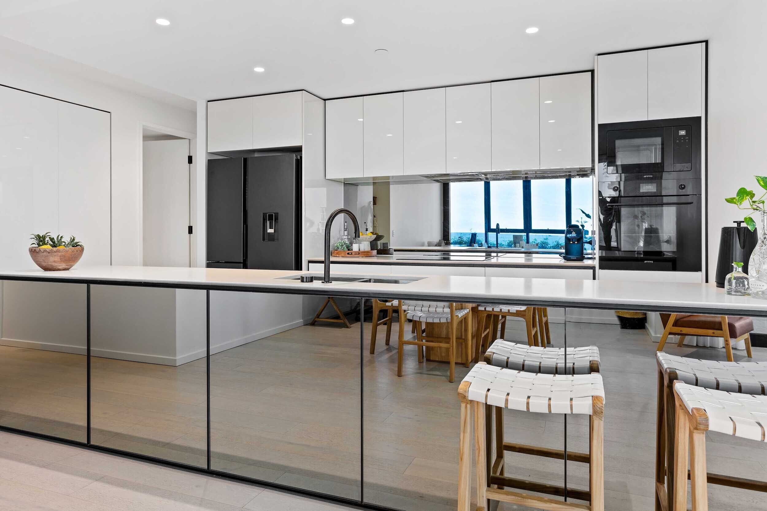 Apartamento superluxo | Cozinha privada | Geladeira grande, micro-ondas, fogão, cooktop