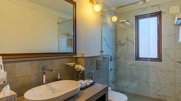 Douche, sèche-cheveux, serviettes fournies, savon
