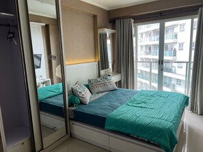Deluxe Double Room - OYO 93922 Apartemen Gateway Pasteur By Sinta (Cimahi)
