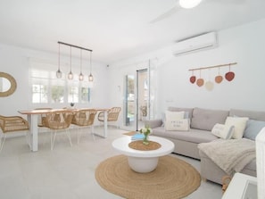 TV - Sun and Sea House. House with pool for 6 people. (Cala Llombards)