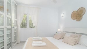 Room - Sun and Sea House. House with pool for 6 people. (Cala Llombards)