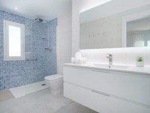 Dusj, hårføner og håndklær