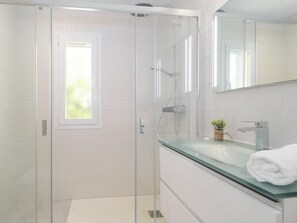 Douche, articles de toilette gratuits, sèche-cheveux
