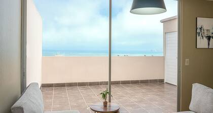 Confortable Big Bedroom with seaview and Private Bath close to airport .