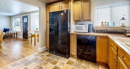 Charming, single-level home with gas fireplace, patio, washer/dryer, & fast WiFi