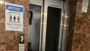 Un ascenseur avec un panneau indiquant une capacité maximale de 3 personnes.