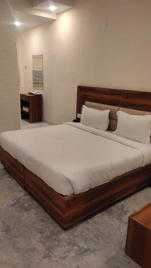 Superior Double Room | Free WiFi - Avisha Express (Haridwar)