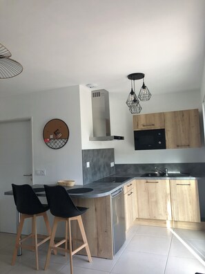 Réfrigérateur, micro-ondes, plaque de cuisson, lave-vaisselle