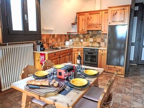 Fridge, oven, toaster, cookware/dishes/utensils