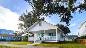 A single-story house with a porch, a small front yard, and a blue roof. - 3 Bdrm in Historic Downtown (Morehead City)