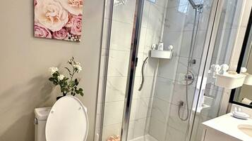 Douche, sĂšche-cheveux, serviettes fournies, savon