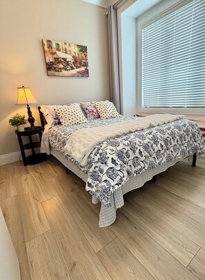 2 habitaciones, escritorio, tabla de planchar con plancha y wifi