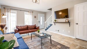 Living area - Entire Home in Norcross, Upgraded! (Norcross)