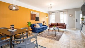 Living area - Entire Home in Norcross, Upgraded! (Norcross)