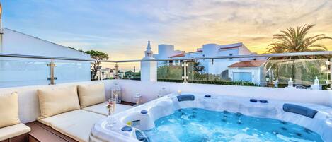 Tina de hidromasaje al aire libre