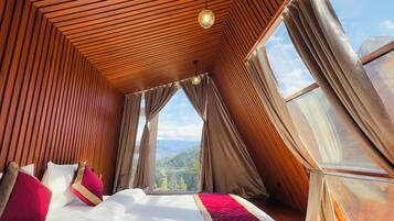 Chalet panorámico, vistas a la colina | Caja fuerte, cortinas opacas, sistema de insonorización