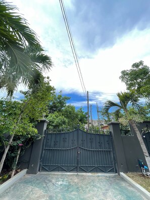 Property grounds - REDY BUGS l YOUR RUSTIC EXPERIENCE 6-MIN FROM RICKS CAFE & 12-MIN TO 7 MILE (Negril)