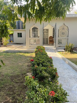 Property grounds - REDY BUGS l YOUR RUSTIC EXPERIENCE 6-MIN FROM RICKS CAFE & 12-MIN TO 7 MILE (Negril)