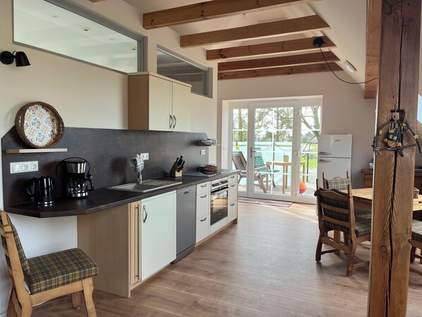 Frigorifero, forno, piano cottura, lavastoviglie