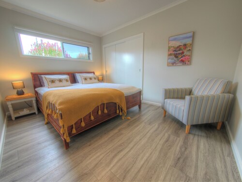 Peaceful Retreat: Cozy Bed, Streaming & Kitchen