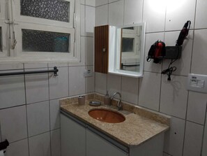 Doccia, asciugacapelli, asciugamani, sapone