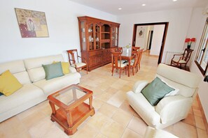 TV, stereo - Maite - spacious villa with views and private pool in Calpe (Calpe)