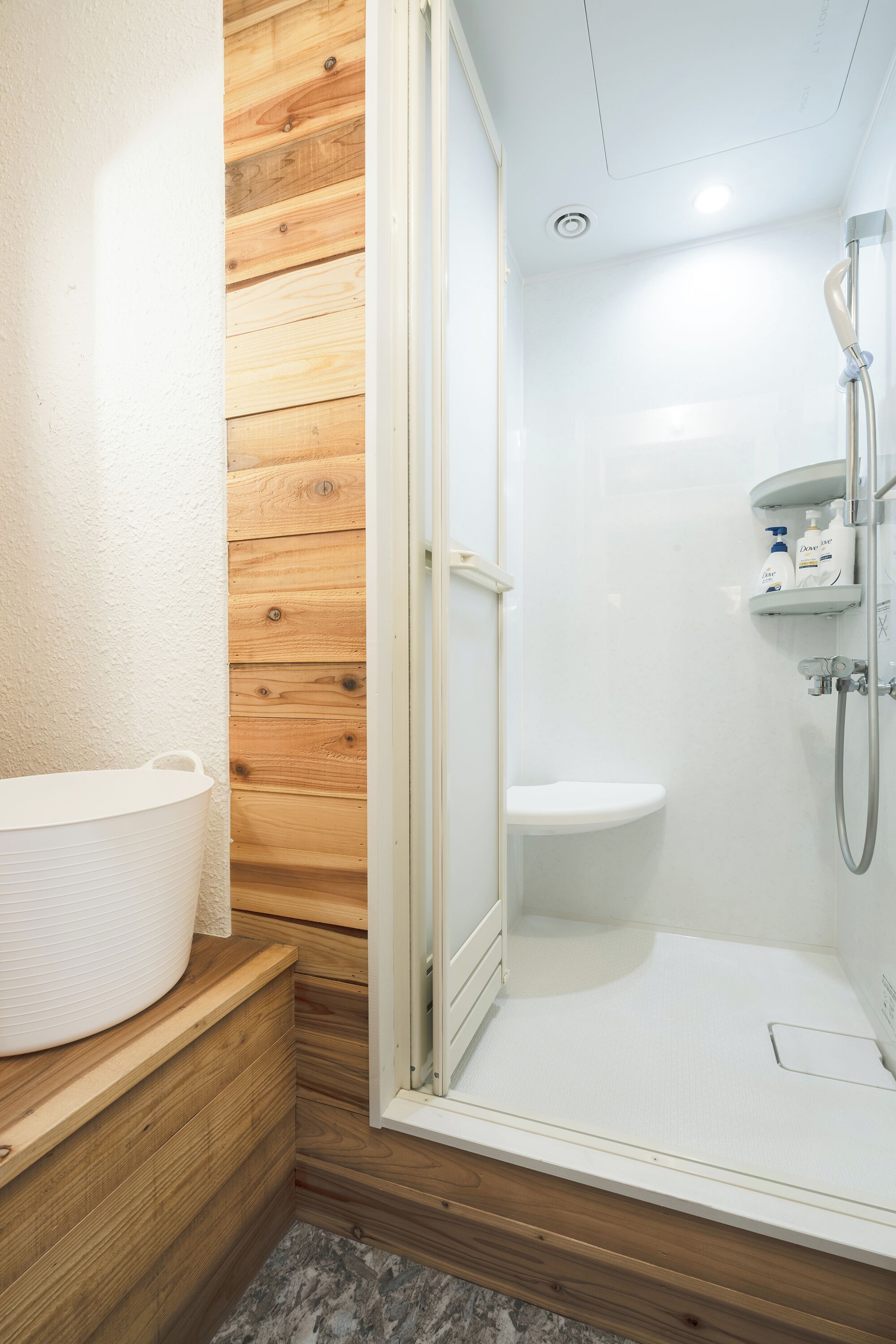 Chuveiro, chinelos, toalhas de banho 