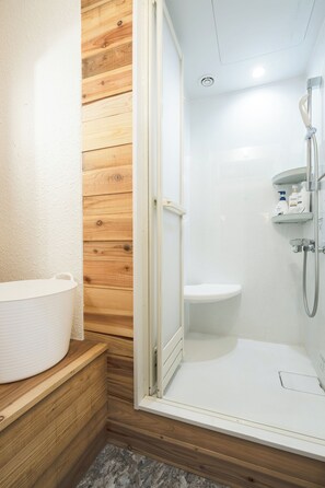 Ducha, zapatillas y toallas