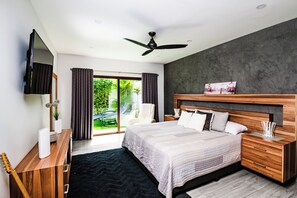 4 bedrooms, iron/ironing board, WiFi, bed sheets - New listing, steps to Langosta  beach, Casa Isabella. (Playa Langosta)