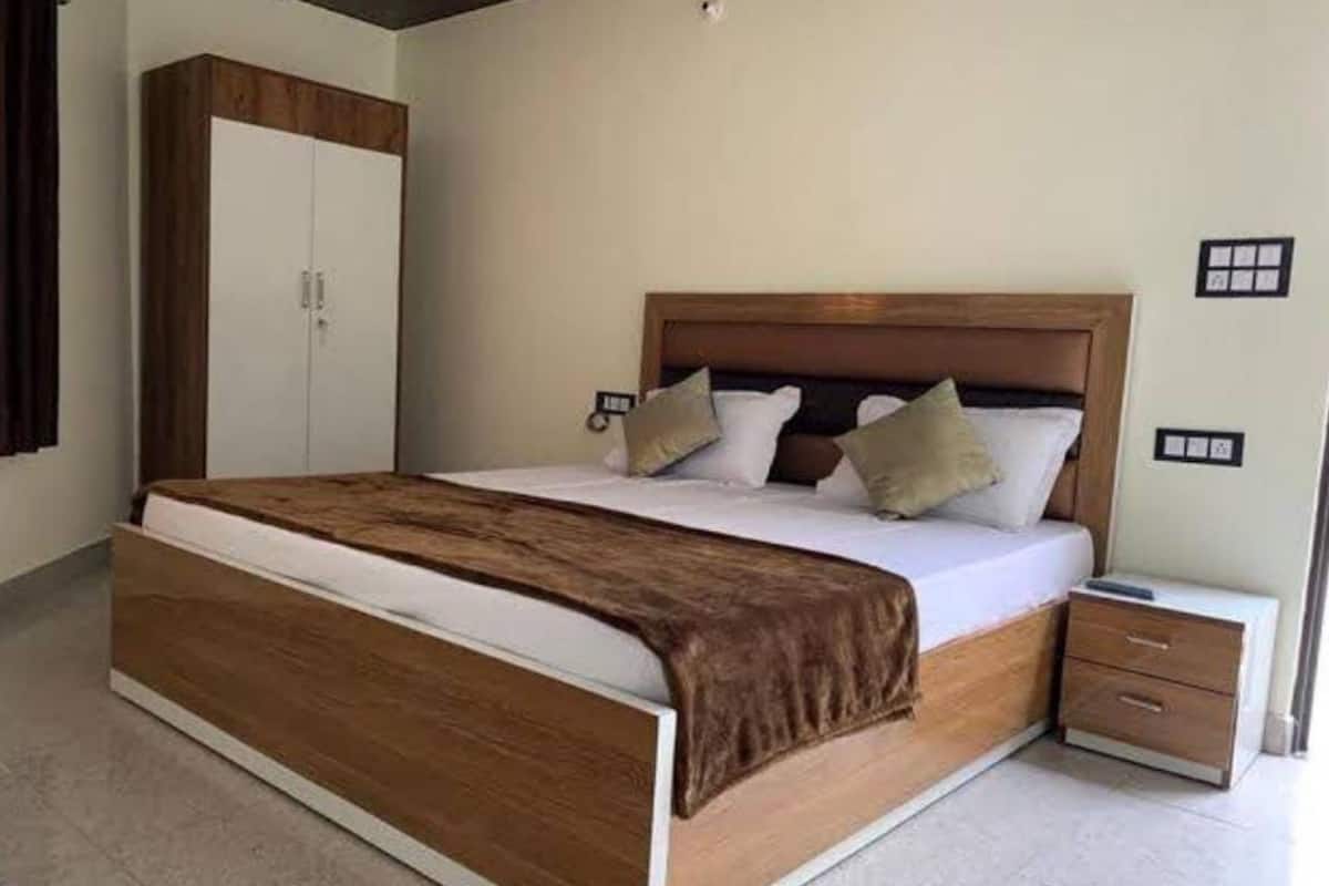 Deluxe Double Room, Multiple Beds | WiFi (free), bed sheets