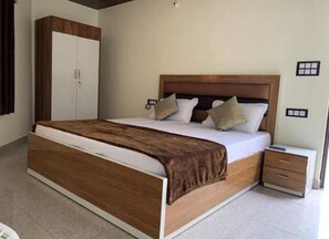 Kahden hengen deluxe-huone, useita sänkyjä | Ilmainen Wi-Fi, vuodevaatteet