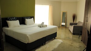 Luxury Villa | 4 bedrooms, free WiFi - Biko's Villa (Magaliesberg)