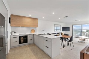 Fridge, microwave, oven, stovetop - 2/57 Barrage Road - Spinnaker river view (Goolwa South)