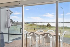 Outdoor dining - 2/57 Barrage Road - Spinnaker river view (Goolwa South)