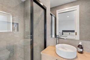 Shower - 2/57 Barrage Road - Spinnaker river view (Goolwa South)