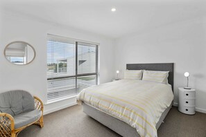 3 habitaciones y tabla de planchar con plancha 