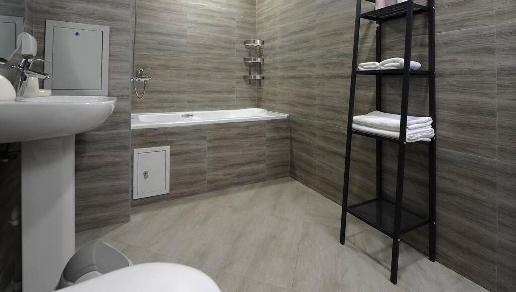 Separate bathtub and shower, rainfall showerhead, free toiletries