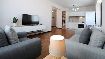 Lägenhet Deluxe - 2 sovrum - utsikt mot bergen | Vardagsrum | 42-tums LED-tv med kabelkanaler