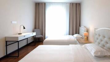 1 king bed & 2 twin bed rooms apartment with 1 bathroom