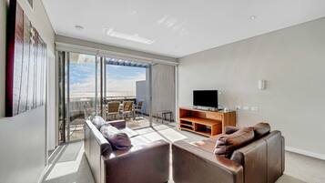 TV, mesa de pingue-pongue