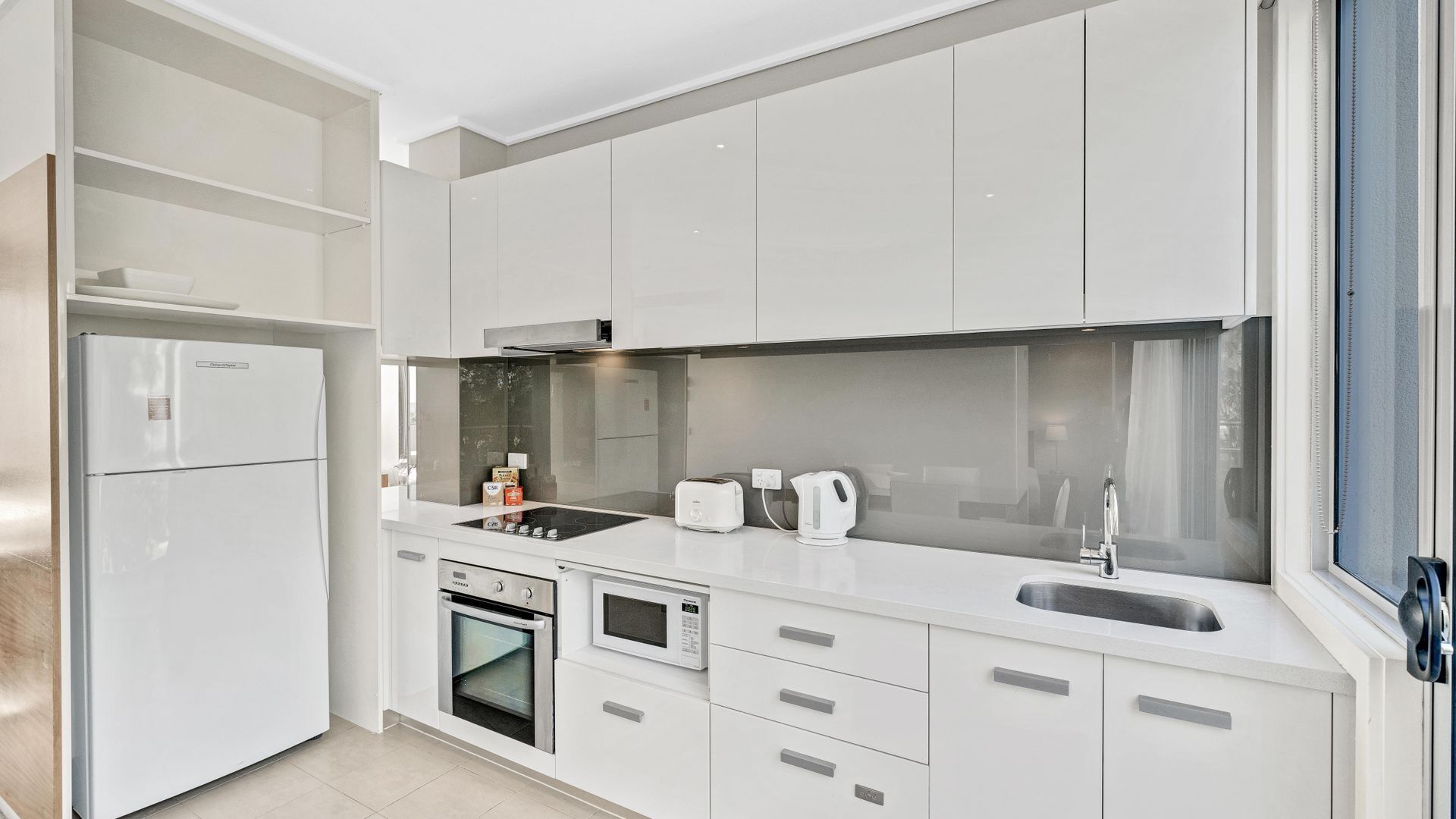 Refrigerador, microondas, horno y parrilla de estufa 