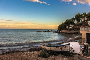 A boat on a rocky shore with a clear sky and calm sea. - Casa Aballi - Altea, Costa Blanca (Altea)