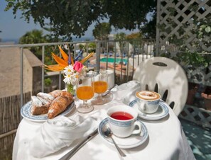 Outdoor dining - 10 sets 5 minutes from the sea with breathtaking views, pool, wifi and parking

 (Forio)