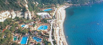 Situato nella Baia di Citara vicinissimo ai famosi Giardini di Poseidon