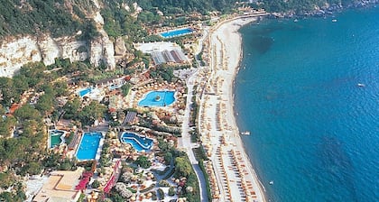 Situato nella Baia di Citara vicinissimo ai famosi Giardini di Poseidon