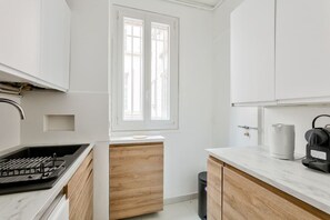 冷蔵庫、食器洗い機、コーヒー / ティーメーカー、調理器具と食器